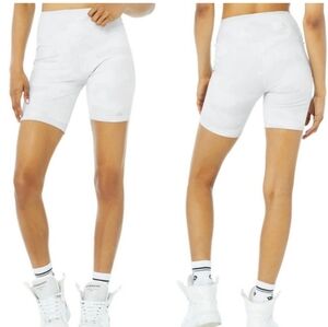 ​🤍 Alo Yoga Light Grey Camo Biker Shorts | High Waist | Size XS